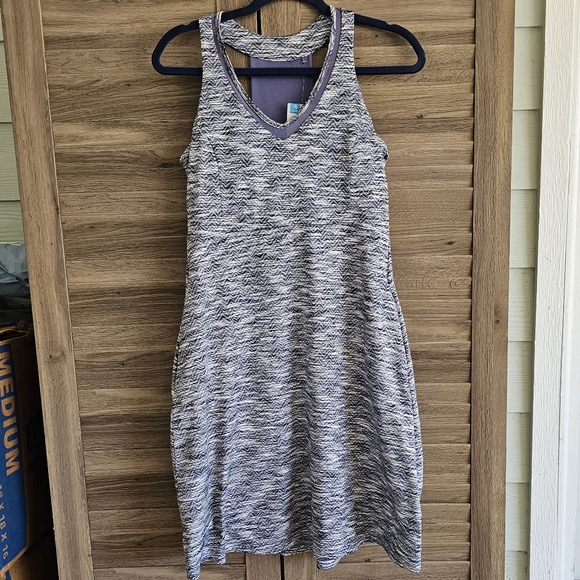 NWT purple active wear dress with pockets with padded build in bra size S - Picture 2 of 5